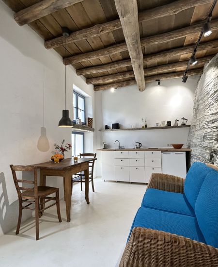 Traditionelles Steinhaus Ikaria, flat kafeneio from oustide