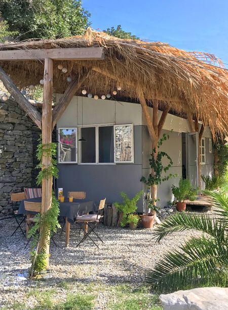 TinyHouse with outside place to sit under the pergola