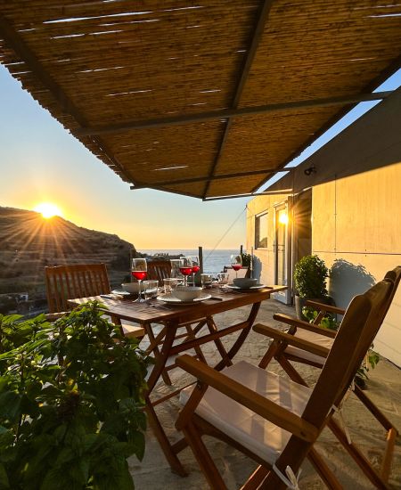 TinyHouse mit Meerblick und Sitzplatz davor