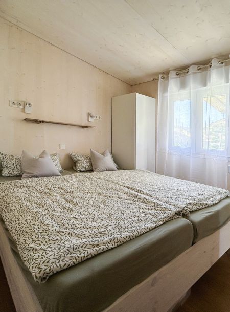 Tinyhouse_sleepingroom_ with double bed and 2 big armchairs