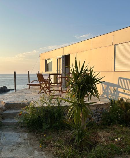 TinyHouse mit Meerblick und Sitzplatz davor