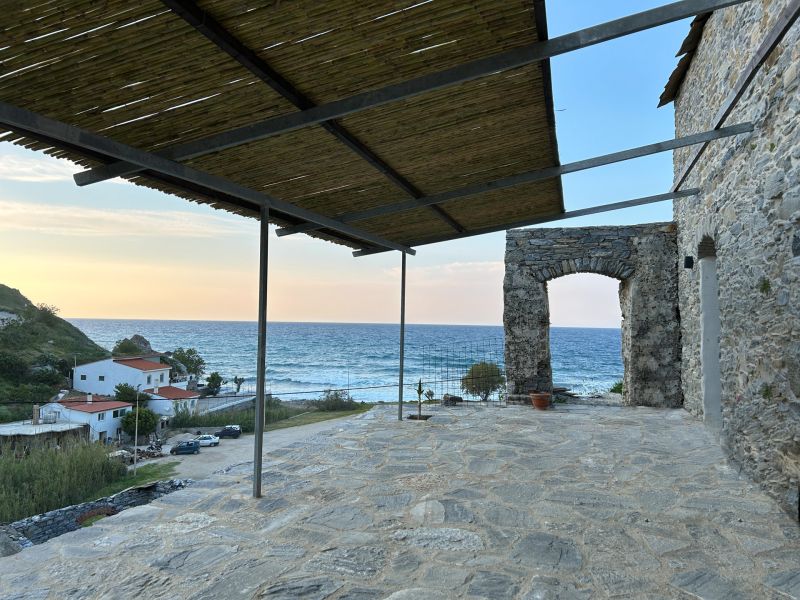 Terrasse mit Meerblick auf die Bucht von Fytema